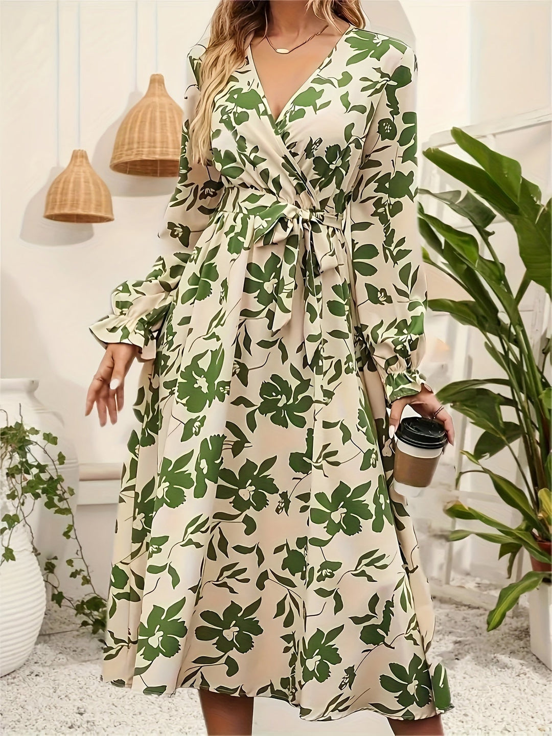 Eleganz Florenz – Fließendes Midi-Kleid mit floralem Druck und Laternenärmeln