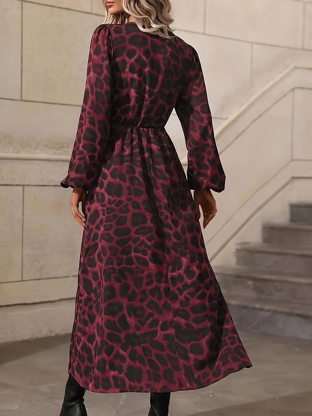 Eleganz Juliette – Fließendes Langarmkleid mit Leopardenmuster